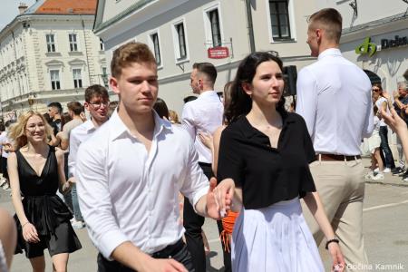Kamnik danes v znamenju maturantske četvorke, v kateri je zaplesalo preko 200 maturantk in maturantov (52)